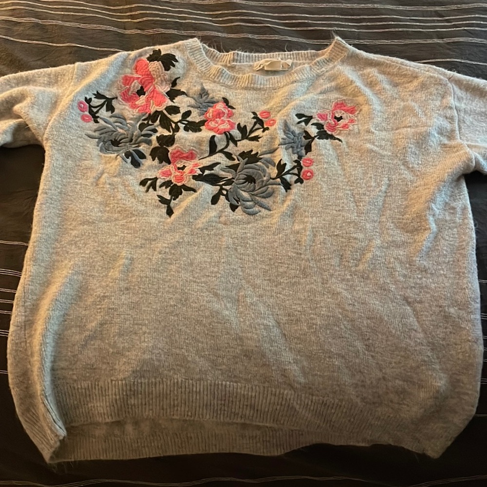 Sweater with flowers embroidered LOGG brand H & M size L